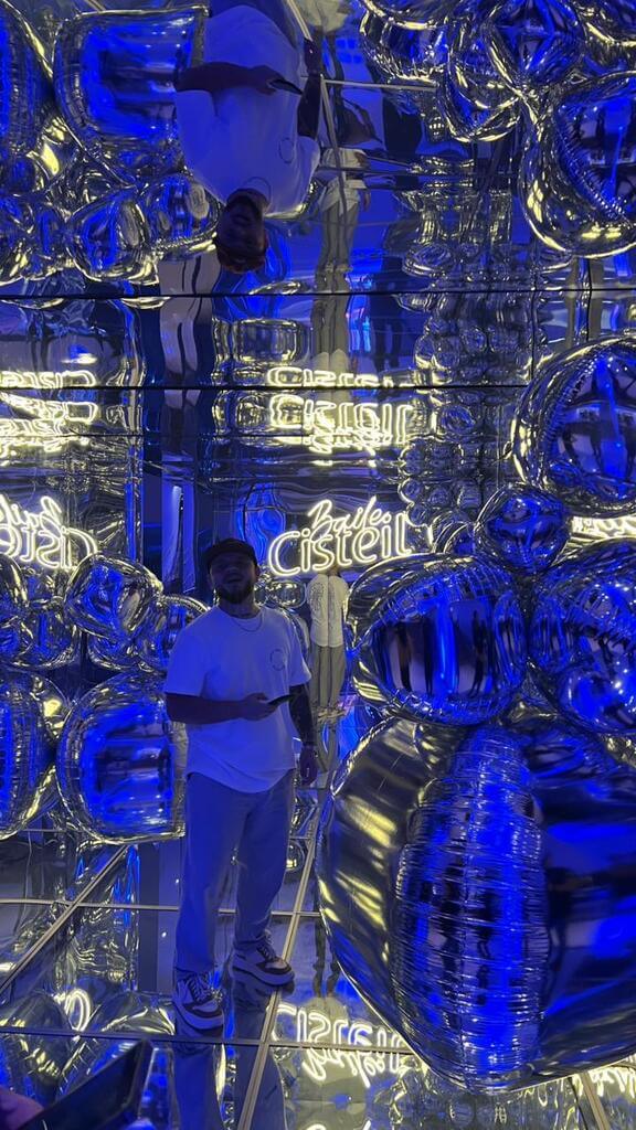 Túnel Espelhado Cenográfico com Neon