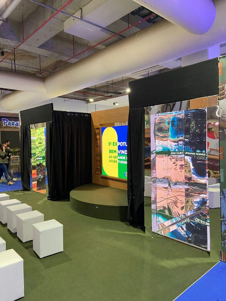 Túnel Imersivo Espelhado de LED – NEON